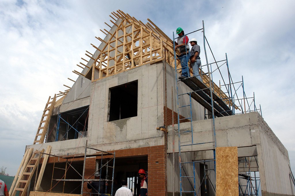 Fertiggestelltes Einfamilienhaus mit Klinkerfassade und Satteldach in Norddeutschland